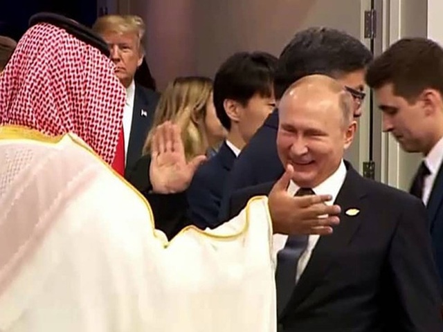 Vết nứt Mỹ-Saudi Arabia và cơ hội của Nga - 1
Tổng thống Nga Vladimir Putin (phải) và thái tử Mohammed bin Salman của Saudi Arabia đập tay chào hỏi thân mật tại hội nghị G20 ở Argentina cuối tháng 12. Ảnh: JAPAN TIMES
