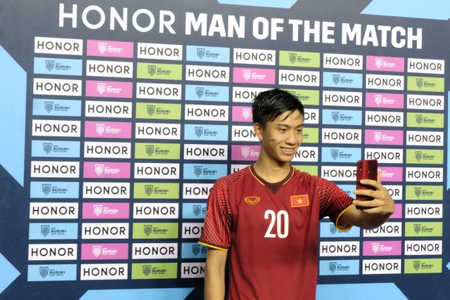 Được tặng quà, ‘Honor man’ Phan Văn Đức liền lấy máy ra ngay để selfie