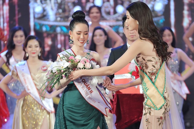 Nữ thạc sĩ 49 tuổi giành giải Quán quân Người mẫu Quý bà Việt Nam - 5 Nguyễn Thị Khuyên thu hút với vóc dáng đẹp, sự trẻ trung, đài các.