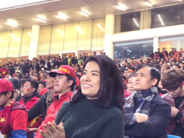 VPMilk ở đâu trong ngày thầy Park đưa bóng đá Việt Nam lên đỉnh AFF Cup? - 1 Bà Nguyễn Thị Thu Phương - Chủ tịch HĐQT kiêm Tổng giám đốc Công ty VPMilk chứng kiến khoảnh khắc thầy Park và các học trò nâng chiếc cúp vàng AFF Cup 2018 tại Mỹ Đình