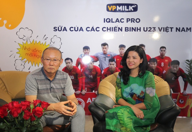 VPMilk ở đâu trong ngày thầy Park đưa bóng đá Việt Nam lên đỉnh AFF Cup? - 3 Thầy Park đến thăm trụ sở của VPMilk ở TPHCM ít ngày sau lễ vinh danh chiến tích Á quân U23 châu Á 2018 vào tháng 2 năm nay