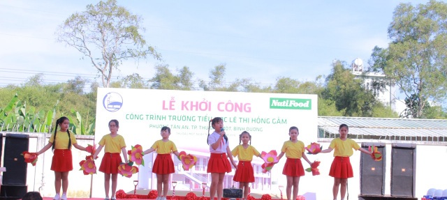 Đầu tư 10 tỉ đồng xây dựng trường tiểu học ở Bình Dương - 1 Các em nhỏ biểu diễn văn nghệ mừng ngôi trường mới được khởi công.