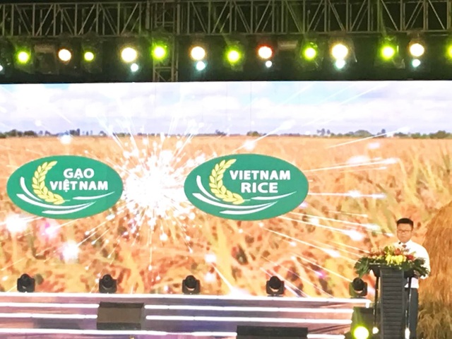 Long An: Công bố logo thương hiệu gạo Việt - 3 Ông Nguyễn Quốc Toản – Quyền Cục trưởng Cục Chế biến và Phát triển thị trường Nông sản (Bộ NN&PTNT) công bố logo thương hiệu gạo Việt tại Festival Lúa gạo diễn ra tại Long An.