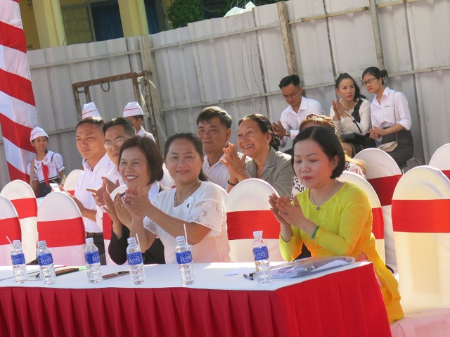 Đầu tư 10 tỉ đồng xây dựng trường tiểu học ở Bình Dương - 3 Đại diện nhà tài trợ NutiFood và UBND thành phố Thủ Dầu Một trong lễ khởi công Trường Tiểu học Lê Thị Hồng Gấm.