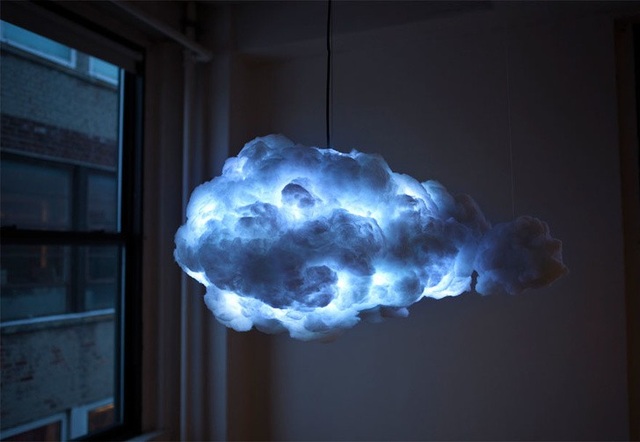 Sử dụng một chiếc đèn ngủ hình đám mây có thể khiến cả căn phòng ngủ của gia đình bạn trở thành “bầu trời đêm” đầy thơ mộng.
