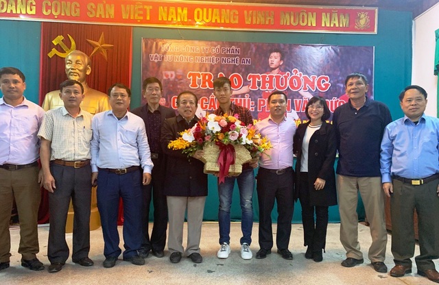 Phan Văn Đức nhận thưởng 100 triệu đồng - 2 Với những đóng góp tại Giải AFF Cup 2018, Phan Văn Đức được Tổng Công ty Vật tư nông nghiệp Nghệ An trao tặng 100 triệu đồng vào chiều ngày 19/12 tại công ty này.
