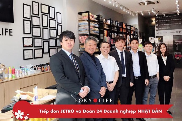 TokyoLife mở rộng cơ hội hợp tác cùng đoàn doanh nghiệp Nhật Bản - 1 Tiếp đón *JETRO: Tổ chức Xúc tiến Mậu dịch Nhật Bản là một pháp nhân hành chính độc lập trực thuộc Bộ Kinh tế và Công nghiệp (Nhật Bản). Tên gọi hiện nay bằng tiếng Nhật của cơ quan này là 日本貿易振興機構◊ジェトロ). Tổ chức này có trách nhiệm xúc tiến các hoạt động ngoại thương và đầu tư nước ngoài của Nhật Bản.