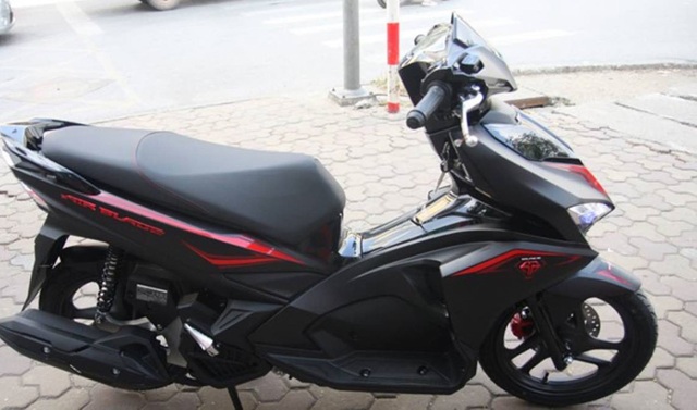 SH đồng loạt tăng giá, ăn chênh chém khách mùa Tết - 3
Thời điểm này, giá bán của mẫu Honda Air Blade 2018 cũng tăng cao.