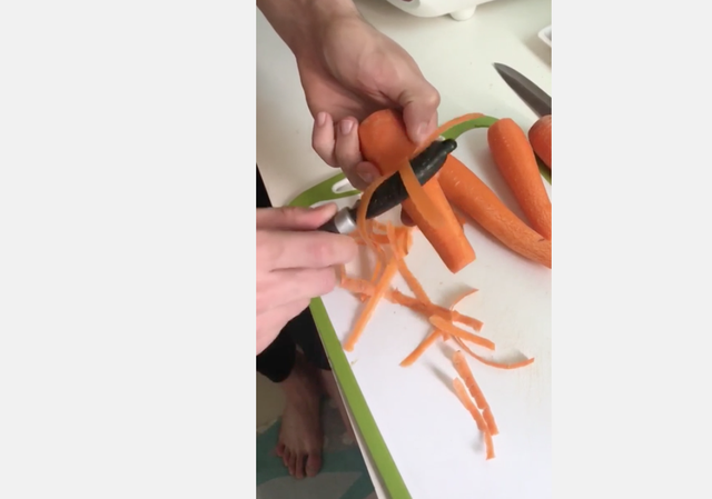 “Lâm Tây” đăng clip “thả thính” nhưng lại bị nghi đang có kì nghỉ bên bạn gái - 2 Chàng trai giấu mặt vừa tỉa cà rốt vừa hát cũng được Yến Xuân chia sẻ.