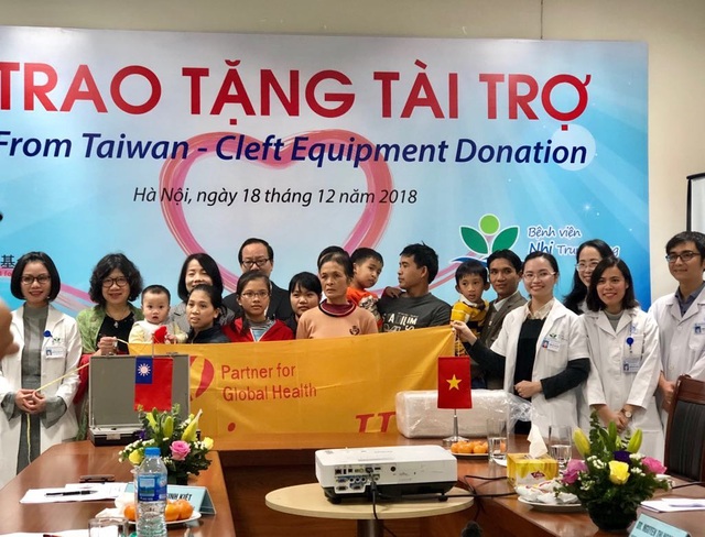 Giải pháp mới cho trẻ em nói thều thào, giọng yếu, phát âm sai vì dị tật môi vòm - 1
Hệ thống ống nội soi mềm được tài trợ sẽ giúp các bác sĩ tìm ra chính xác nguyên nhân để khắc phục tình trạng nói ngọng, phát âm sai, giọng nói yếu sau mổ dị tật môi vòm cho bệnh nhi. Ảnh: H.Hải.