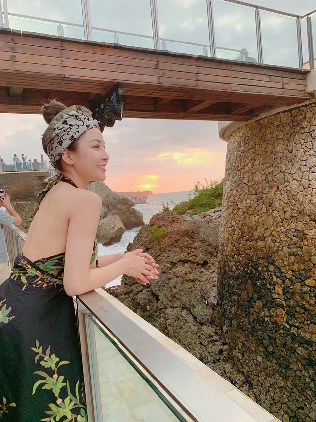 “Hot girl World Cup” Trâm Anh khoe 3 vòng nóng bỏng ở Bali - 19 Trâm Anh thư thái ngắm khung cảnh bên bờ biển.
