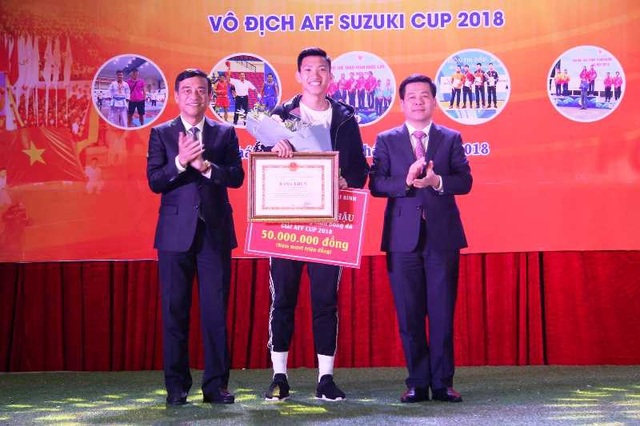 Người hâm mộ quê nhà vây kín tuyển thủ Đoàn Văn Hậu - 1 Ông Nguyễn Hồng Diên, Bí thư Tỉnh ủy Thái Bình và ông Đặng Trọng Thăng, Chủ tịch UBND tỉnh Thái Bình đã đón và trao bằng khen của UBND tỉnh cho Đoàn Văn Hậu