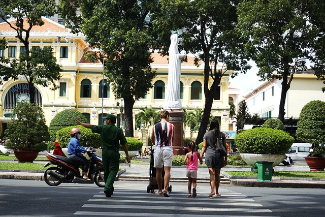 “Chiêu độc” kích cầu du lịch cuối năm của TPHCM - 1
Tour Sài Gòn – Chợ Lớn: Bưu điện thành phố - nhà thờ đức Bà - bảo tàng thành phố - chùa bà Thiên Hậu - chợ Bình Tây - mua sắm tại Silver House - nhà hàng Baoz Dim Sum: 1/2 ngày (ăn trưa).