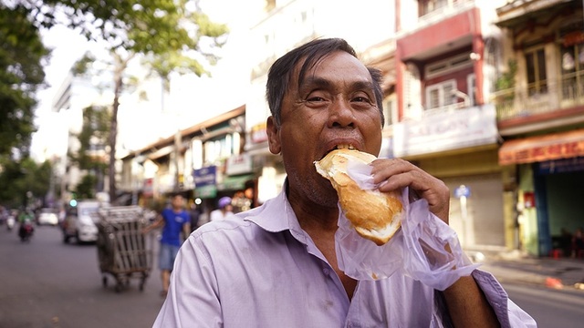 TPHCM: Ổ bánh mì nghĩa tình chiều Chủ nhật - 10 Ông Đào Khánh, làm nghề thu mua đồ cũ, lần đầu đến đây nhận bánh. Ông nói sẽ cho nhiều người biết để tìm đến đây.