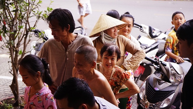 TPHCM: Ổ bánh mì nghĩa tình chiều Chủ nhật - 12 Một tấm lòng làm nhiều nụ cười hé nở trên môi