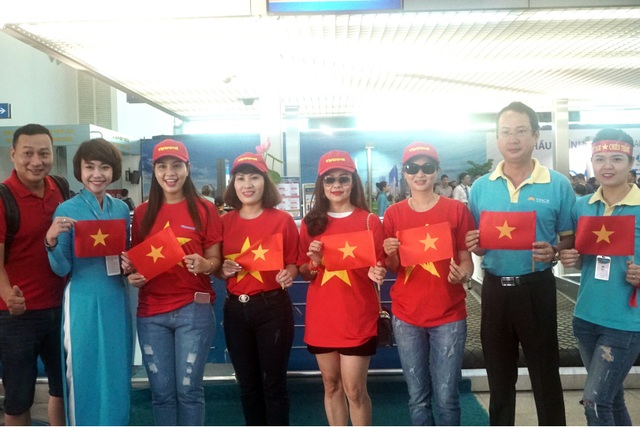 Hàng trăm cổ động viên Việt rợp cờ đỏ sao vàng sang Philippines cổ vũ bóng đá - 18 Tại sân bay Tân Sơn Nhất (TP Hồ Chí Minh), hàng chục các cổ động viên Việt cũng có mặt từ sớm, mang cờ đỏ sao vàng cổ vũ đội nhà giành chiến thắng.