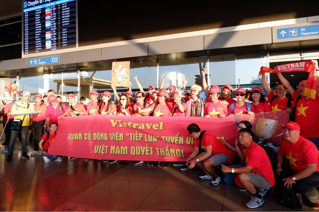 Hàng trăm cổ động viên Việt rợp cờ đỏ sao vàng sang Philippines cổ vũ bóng đá - 19 Tuyển Việt Nam sẽ có chuyến làm khách tại Philippines vào ngày 2/12. Đến ngày 6/12, thầy trò HLV Park Hang-seo sẽ tiếp đón đối thủ trong trận bán kết lượt về. Nếu vượt qua Philippines, đây sẽ là trận chung kết AFF Cup thứ 2 của bóng đá Việt Nam sau 10 năm.