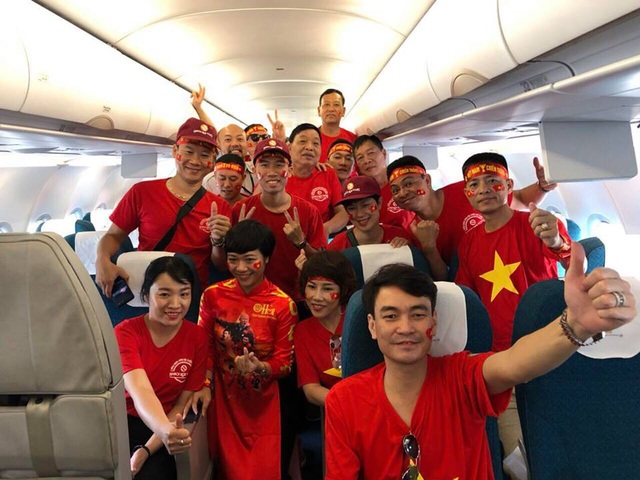 Hàng trăm cổ động viên Việt rợp cờ đỏ sao vàng sang Philippines cổ vũ bóng đá - 17 Các cổ động viên chụp ảnh lưu niệm trên máy bay trước khi rời Việt Nam sang Philippines