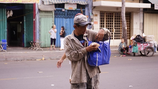 TPHCM: Ổ bánh mì nghĩa tình chiều Chủ nhật - 7 Người đàn ông tuy chờ lâu nhưng mặc nhiên chỉ nhận một ổ, cho thêm anh không lấy