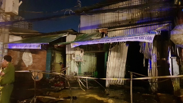 TPHCM: Cháy lớn trong đêm, 1 người chết, 20 người mắc kẹt - 5 TPHCM: Cháy lớn trong đêm, 1 người chết, 20 người mắc kẹt - 5