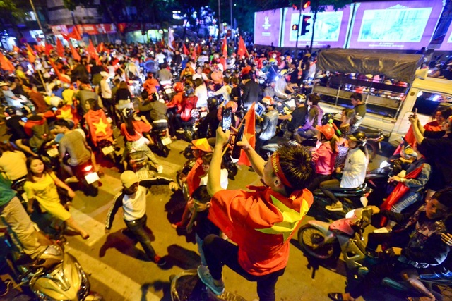 Hàng nghìn cổ động viên Việt Nam đi "bão" sau chiến thắng trước Philippines - 15 Một cổ động viên ghi lại khoảnh khắc đáng nhớ này.