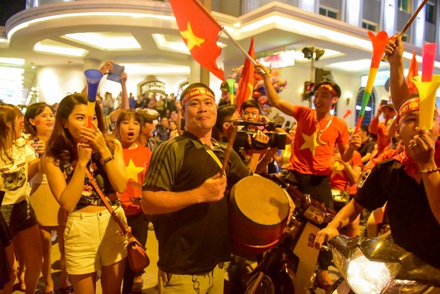 Hàng nghìn cổ động viên Việt Nam đi "bão" sau chiến thắng trước Philippines - 8 Trống được cổ động viên đánh liên hồi.