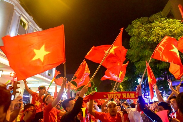 Hàng nghìn cổ động viên Việt Nam đi "bão" sau chiến thắng trước Philippines - 10 Đường Tràng Tiền Hàng Bài ngập cờ đỏ sao vàng.