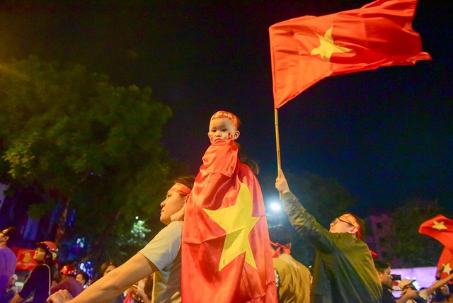 Hàng nghìn cổ động viên Việt Nam đi "bão" sau chiến thắng trước Philippines - 13 Cổ động viên nhí cũng xuống đường ăn mừng.