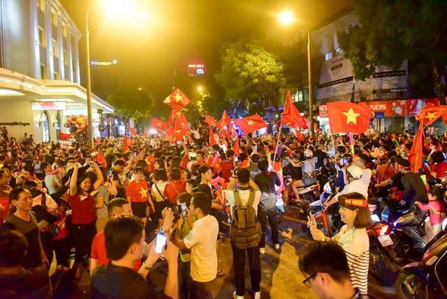 Hàng nghìn cổ động viên Việt Nam đi "bão" sau chiến thắng trước Philippines - 2 Ngã tư Hàng Bài và Tràng Tiền đông nghịt người hô vang Việt Nam vô địch.