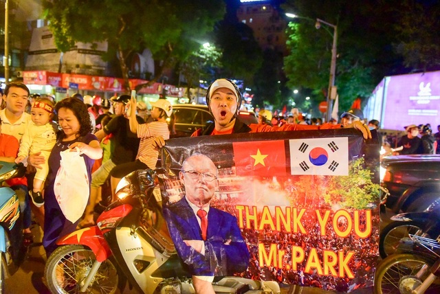 Hàng nghìn cổ động viên Việt Nam đi "bão" sau chiến thắng trước Philippines - 14 Một người cầm băng rôn ghi cảm ơn HLV Park Hang-seo.