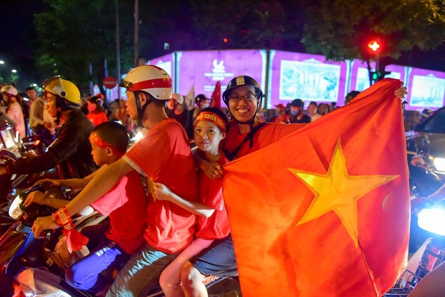 Hàng nghìn cổ động viên Việt Nam đi "bão" sau chiến thắng trước Philippines - 5 Niềm tự hào dân tộc...