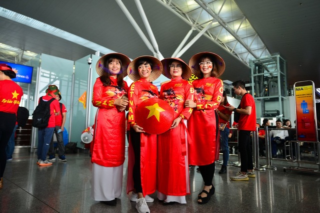 Cổ động viên sang Philippines "tiếp lửa" cho đội tuyển Việt Nam - 7 Một nhóm cổ động viên mặc trang phục áo dài đỏ cách tân có in dòng chữ Việt Nam vô địch.