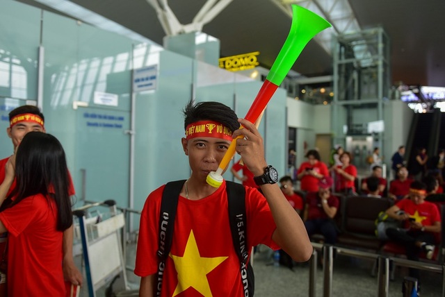 Cổ động viên sang Philippines "tiếp lửa" cho đội tuyển Việt Nam - 13 ,... đến kèn vuvuzela đều được cổ động viên chuẩn bị sẵn sàng tiếp lửa cho đội tuyển Việt Nam.
