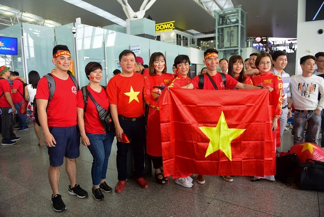 Cổ động viên sang Philippines "tiếp lửa" cho đội tuyển Việt Nam - 5 Nhiều người trang bị cờ tổ quốc đê cổ vũ cho đổi tuyển Việt Nam.