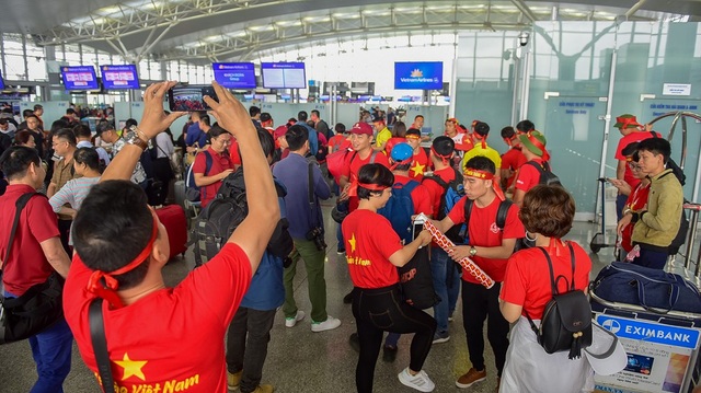 Cổ động viên sang Philippines "tiếp lửa" cho đội tuyển Việt Nam - 2
Các CĐV Việt Nam bay thằng từ Hà Nội tới Bacolod, Philippines .
