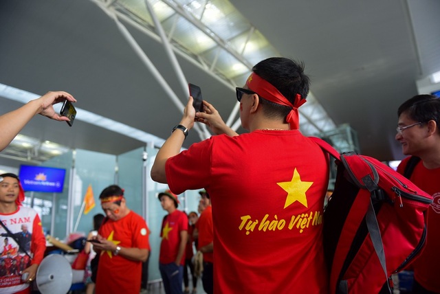 Cổ động viên sang Philippines "tiếp lửa" cho đội tuyển Việt Nam - 9 Nhiều người mặc áo cờ đỏ sao vàng có dòng chữ Tự hào Việt Nam...