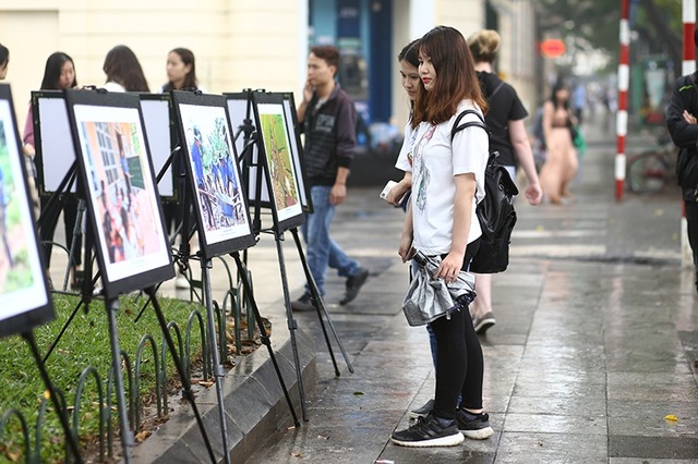 18 cá nhân, tập thể được vinh danh giải thưởng Tình nguyện quốc gia 2018 - 5
Triển lãm ảnh Khoảnh khắc Tình nguyện thu hút sự quan tâm của nhiều bạn trẻ có mặt tại phố đi bộ