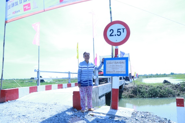 Tết này, bà con huyện Cần Giuộc có thêm 5 cây cầu mới - 2 Người dân địa phương vui mừng đi trên cây cầu mới xây
