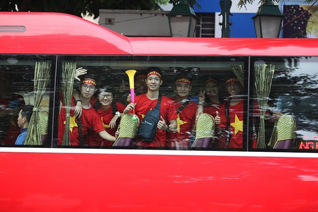 Hàng trăm cổ động viên Việt rợp cờ đỏ sao vàng sang Philippines cổ vũ bóng đá - 1 Ngay từ sáng sớm, tại Hà Nội nhiều CĐV Việt Nam với trang phục cờ đỏ sao vàng, đeo băng rôn, khẩu hiệu đã tập trung di chuyển lên sân bay Nội Bài để làm thủ tục sang Philippines.