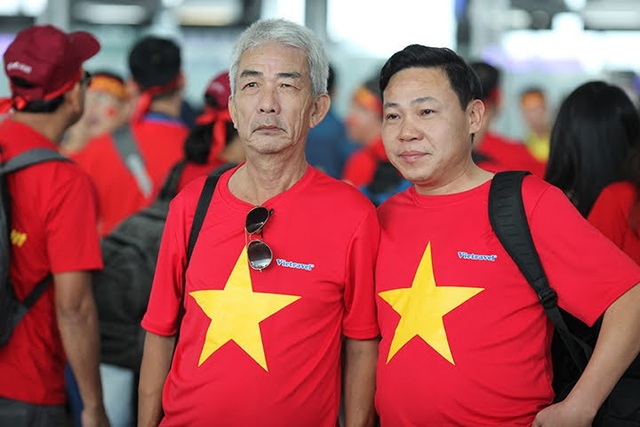 Hàng trăm cổ động viên Việt rợp cờ đỏ sao vàng sang Philippines cổ vũ bóng đá - 11 Một cổ động viên 70 tuổi ở Hà Nội mặc áo cờ đỏ sao vàng sang Philippines cổ vũ đội tuyển Việt Nam. Được biết, trước đó cổ động viên lớn tuổi này đã nhiều lần mua tour sang cổ vũ đội nhà tại Malaysia, Indonesia ở các giải đấu trước.