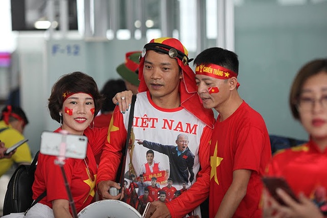 Hàng trăm cổ động viên Việt rợp cờ đỏ sao vàng sang Philippines cổ vũ bóng đá - 9 Các đơn vị lữ hành phối hợp với Vietnam Airlines xây dựng các chuyến bay thẳng từ Việt Nam sang Philippines. Theo đó, giá tour sẽ bao gồm trọn gói vé máy bay, chi phí ăn ở, đi lại, vé vào sân cổ vũ nhằm giúp các cổ động viên hoàn toàn thoải mái tận hưởng không khí trận bán kết lượt đi.