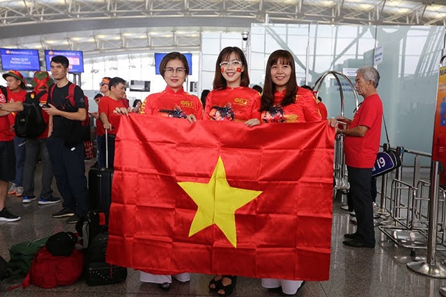 Hàng trăm cổ động viên Việt rợp cờ đỏ sao vàng sang Philippines cổ vũ bóng đá - 10 Nếu khách khởi hành từ TP.Hồ Chí Minh giá sẽ rẻ hơn do lịch trình đi về trong ngày, thời gian bay ngắn trong khi đó khách khởi hành từ Hà Nội sẽ ở lại Philippines 1 đêm, được bay chung chuyên cơ và giao lưu với các cầu thủ Việt Nam nên mức giá sẽ cao hơn.