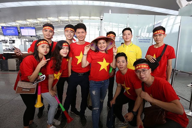 Hàng trăm cổ động viên Việt rợp cờ đỏ sao vàng sang Philippines cổ vũ bóng đá - 7
Để cổ vũ tinh thần đội tuyển Việt Nam, Vietnam Airlines đã bố trí 2 chuyến bay thẳng từ Hà Nội và 1 chuyến từ TP Hồ Chí Minh đi Bacolod chở đội tuyển và người hâm mộ sang Philippines.