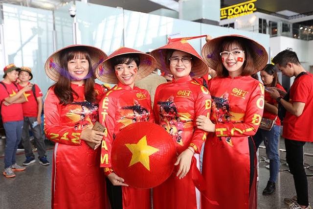 Hàng trăm cổ động viên Việt rợp cờ đỏ sao vàng sang Philippines cổ vũ bóng đá - 6 Nhóm cổ động viên nữ gây ấn tượng với trang phục áo dài truyền thống, nón lá in hình HLV Park Hang-seo và các thành viên đội tuyển Việt Nam.