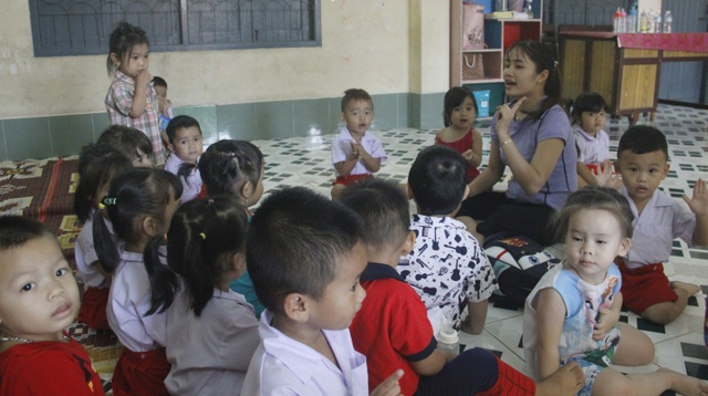 Dạy chữ Việt ở Savanakhet: Những “đại sứ” gắn kết tình hữu nghị Việt - Lào! - 1
Buổi học của cô và cháu trường Mẫu giáo Lạc Hồng tại tại Savanakhet (Lào).
