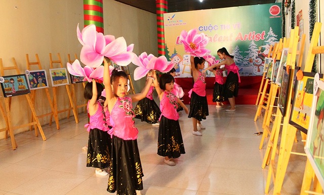 Xem các tài năng nhí trình diễn piano, guitar, đàn tranh - 6 Triển lãm “Cuộc thi vẽ tranh Little Talent Artist”
