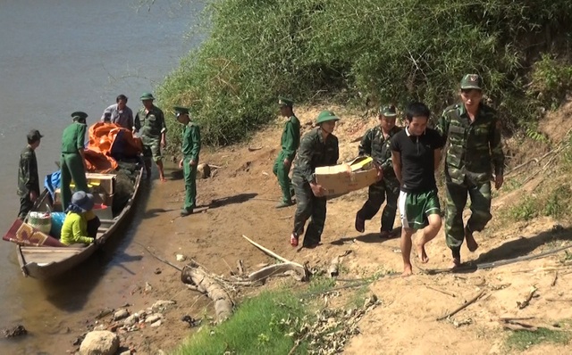 Dùng đò máy vận chuyển hàng trăm kg pháo lậu từ biên giới vào nội địa - 2 Cơ quan chức năng thu giữ pháo lậu trái phép.