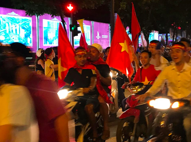 Người dân cả nước sôi động mừng chiến thắng của đội tuyển Việt Nam - 10
Tràn ngập cờ đỏ sao vàng trên đường phố mừng Tuyển VN thắng Philipines