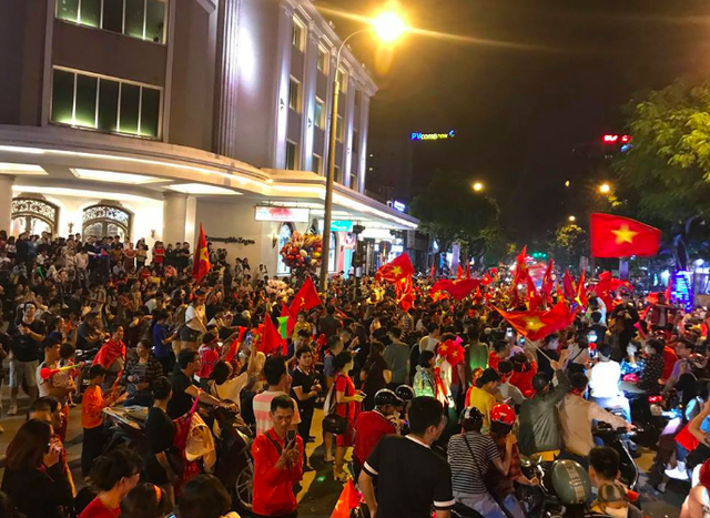 Người dân cả nước sôi động mừng chiến thắng của đội tuyển Việt Nam - 11
Tràn ngập cờ đỏ sao vàng trên đường phố Hà Nội