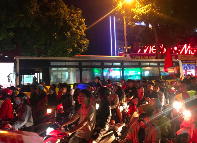 Người dân cả nước sôi động mừng chiến thắng của đội tuyển Việt Nam - 14
Các tuyến phố đổ về Hồ Gươm đông “nghẹt thở” Dòng người nhích từng centimet trên đường